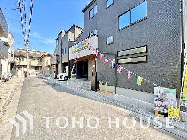 周辺環境とのコラボレーションにより明るく開放的な空間を演出しております。