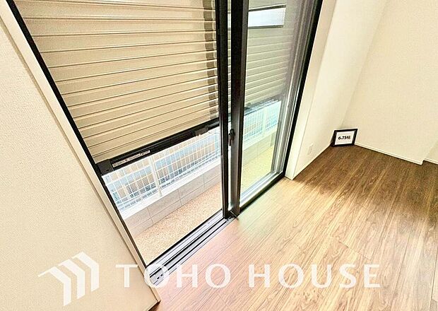 台風などの激しい雨風からお家を守るのはもちろん、空き巣対策などの防犯抑止や防音にも効果を発揮します。