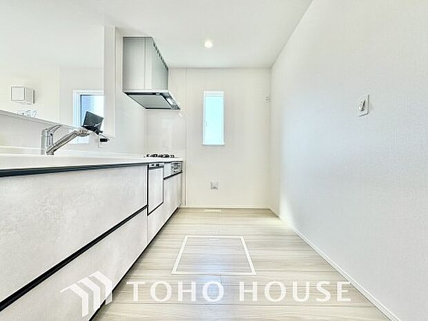 美しく使いやすいキッチン空間。優しい温もりを醸し出すキッチンは料理の為の配慮を随所に注ぎました。