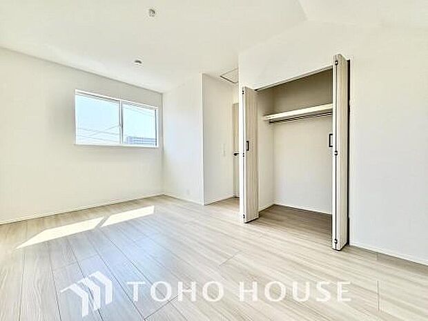 落ち着いたカラーの室内。インテリアやファブリックでお好みのテイストデザインを取り入れて頂けます。