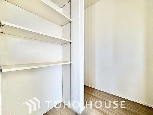 買い置きした日用品や食品等を収納する場所として最適なパントリー収納がございます。