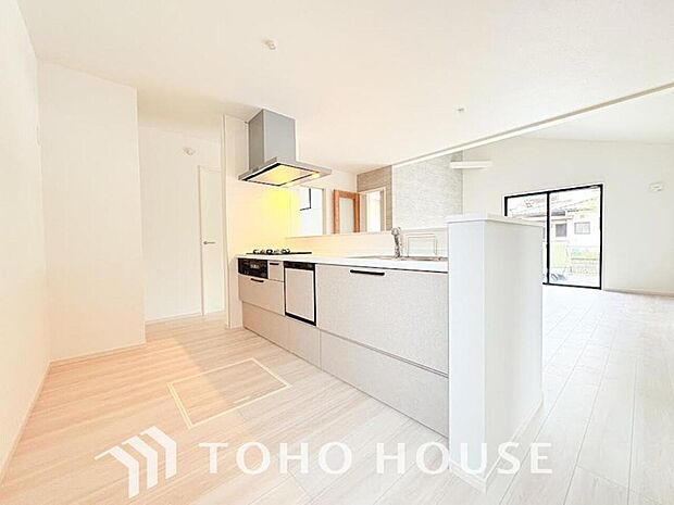 大型の冷蔵庫やレンジボードもしっかり置ける広々としたキッチンスペース。