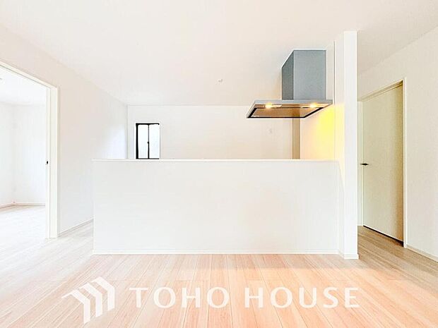 美しく使いやすいキッチン空間。優しい温もりを醸し出すキッチンは料理の為の配慮を随所に注ぎました。