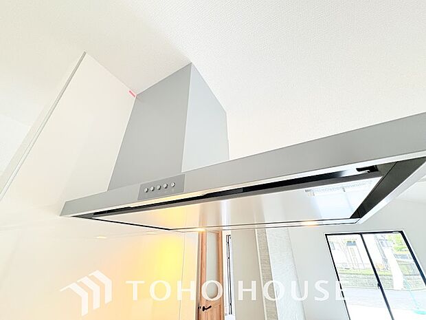 見た目すっきりのスリムタイプのレンジフード。掃除のし易さも◎です。