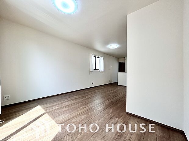 光が注がれる青い空から鮮やかに赤色にゆっくりと染まる。そんな優しい時間がここでは流れてゆく。