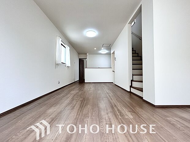 リビングも広く設け、訪れる人々を暖かく迎えてくれます。