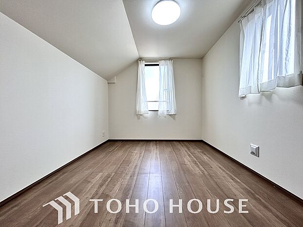 一日の疲れを癒やしてくれる主寝室。時を忘れて過ごす場所として過ごせるお部屋。