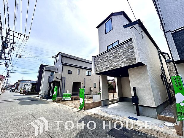 街並みの風景に包み込まれながら、瀟洒な印象も湛えて佇みます。