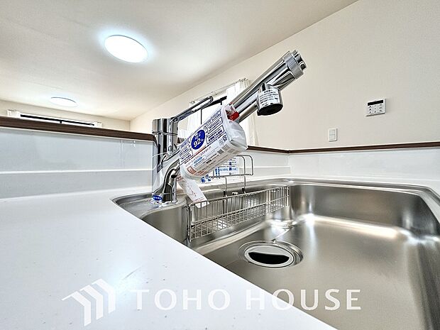 ワンタッチで浄水と原水を切り替えできる浄水器一体型水栓は水道水に含まれる有害物質を除去してくれます。