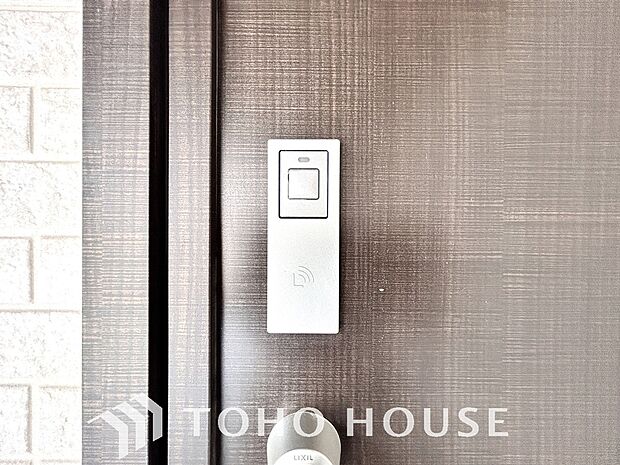 防犯対策への意識が高まっている最近では、補助錠として鍵穴のない電子錠を選ぶ方も増えています。