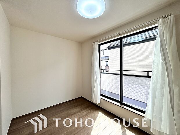 二層のガラスの間に空気層や特殊ガス層を作ることで断熱性能や結露防止効果を高めたサッシを装備してます。