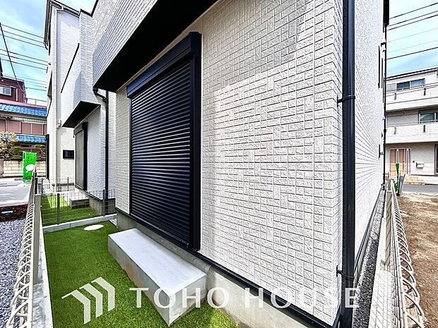 台風などの激しい雨風からお家を守るのはもちろん、空き巣対策などの防犯抑止や防音にも効果を発揮します。