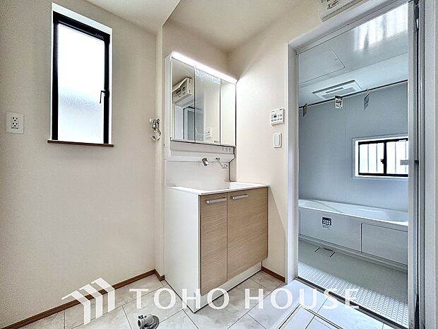 手で洗いたい大切な服など、広く使えると助かる洗面台は汚れの付きにくい形状と素材で造られております。