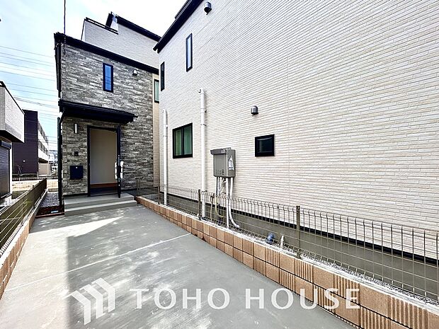 街並みの風景に包み込まれながら、瀟洒な印象も湛えて佇みます。