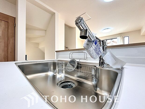 ワンタッチで浄水と原水を切り替えできる浄水器一体型水栓は水道水に含まれる有害物質を除去してくれます。