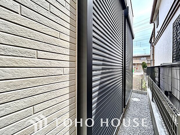 台風などの激しい雨風からお家を守るのはもちろん、空き巣対策などの防犯抑止や防音にも効果を発揮します。