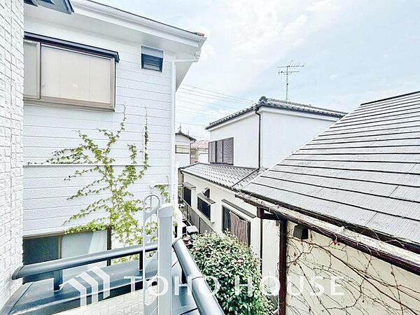 星空が地上に映りこむかのような夜景のきらめきまで、この街ならではの美しい風景の物語が室内に展開。