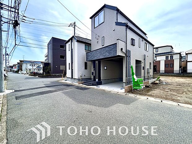 街並みの風景に包み込まれながら、瀟洒な印象も湛えて佇みます。