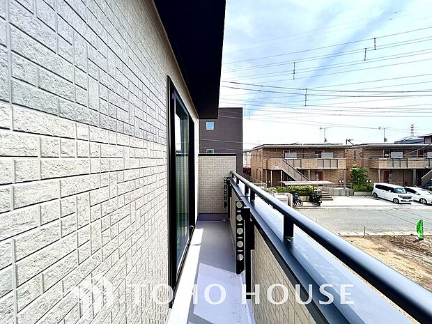 頬をなでる優しい風を感じることが出来るバルコニー。つい深呼吸をしたくなる気持ちの良い眺望です。