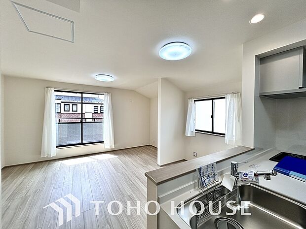 作り手の「気持ちの良いリビングでお過ごししていただきたい」という思いを感じさせます。