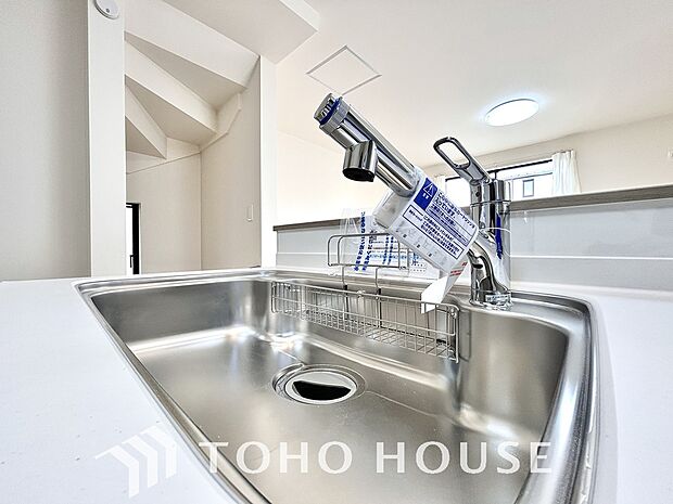 ワンタッチで浄水と原水を切り替えできる浄水器一体型水栓は水道水に含まれる有害物質を除去してくれます。