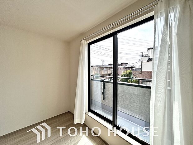 二層のガラスの間に空気層や特殊ガス層を作ることで断熱性能や結露防止効果を高めたサッシを装備してます。