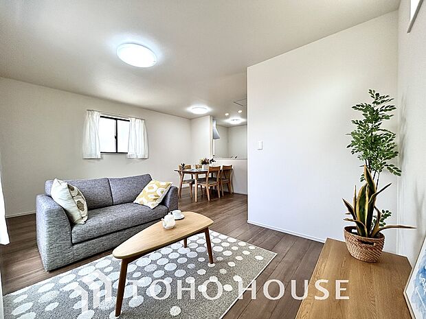 光が注がれる青い空から鮮やかに赤色にゆっくりと染まる。そんな優しい時間がここでは流れてゆく。