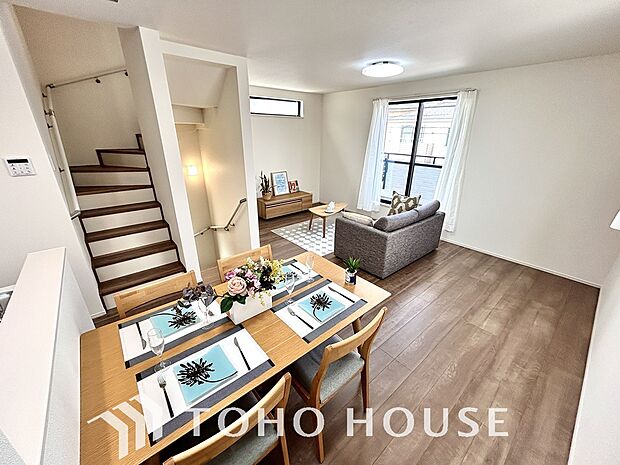 リビングも広く設け、訪れる人々を暖かく迎えてくれます。