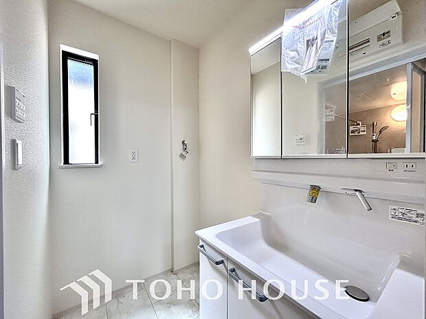 手で洗いたい大切な服など、広く使えると助かる洗面台は汚れの付きにくい形状と素材で造られております。