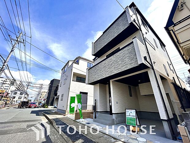 街並みの風景に包み込まれながら、瀟洒な印象も湛えて佇みます。