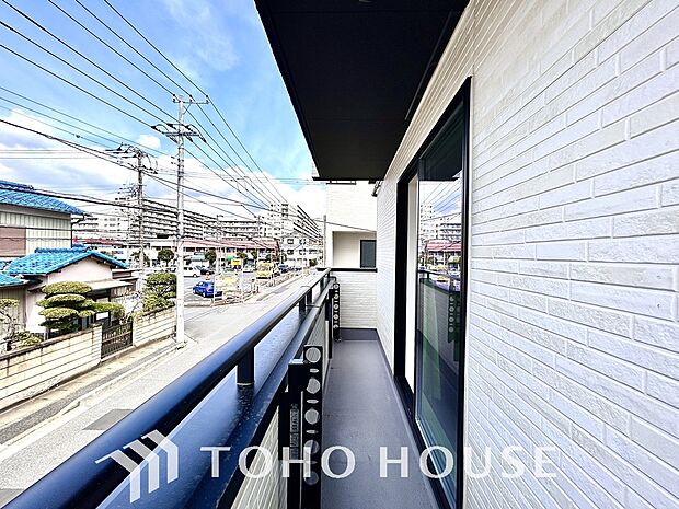 頬をなでる優しい風を感じることが出来るバルコニー。つい深呼吸をしたくなる気持ちの良い眺望です。