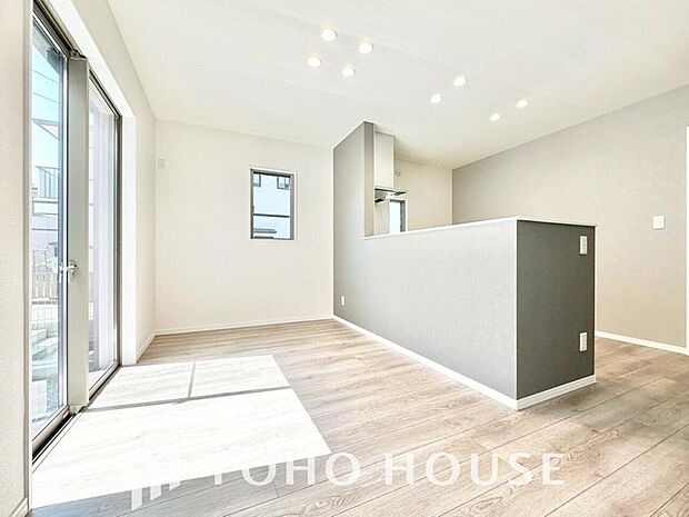 光と風があふれる開放的なリビングダイニングには自然と家族みんなが集まってきます。