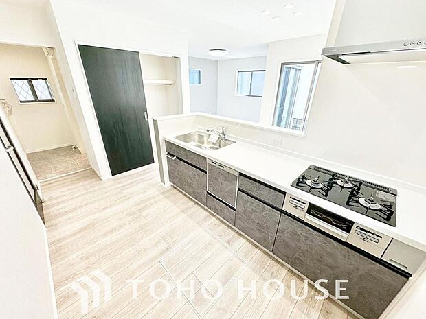 美しく使いやすいキッチン空間。優しい温もりを醸し出すキッチンは料理の為の配慮を随所に注ぎました。