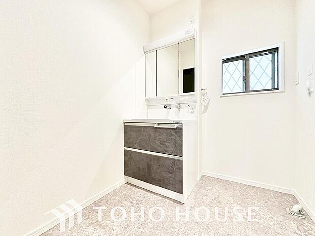 平日の朝であっても、落ち着きとくつろぎを感じられる空間。気持ちよく身だしなみを整えられます。