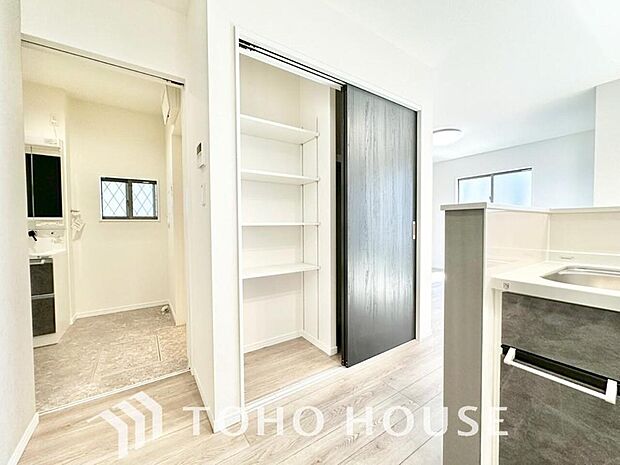 買い置きした日用品や食品等を収納する場所として最適なパントリー収納がございます。