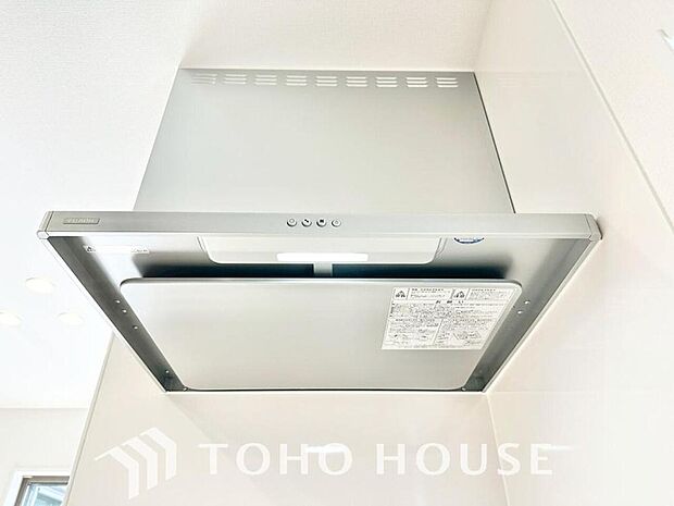 スリムタイプのレンジフードはスタイリッシュで、掃除が簡単なメリットもあります。