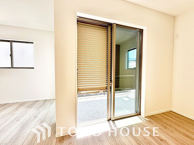 防犯機能のシャッターを完備しております。寒い冬でも中から開閉が可能ですのでラクラク便利。