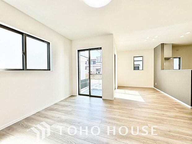 広いＬＤＫでは家族が集まり一緒の時間を過ごせる工夫がされております。