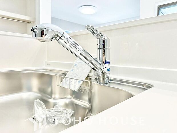 浄水器ボタンひとつで浄水と原水に切り替えられる浄水器一体型水栓を使用。