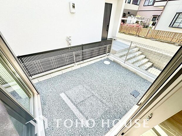 窓の先に庭があると風通しも良く、四季折々の変化も感じとることができそうですね。