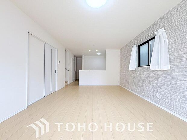 光と風があふれる開放的なリビングダイニングには自然と家族みんなが集まってきます。