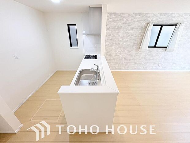 家族みんなでゆったりと調理や食事の準備ができる十分な広さを確保した、快適なキッチンスペース。