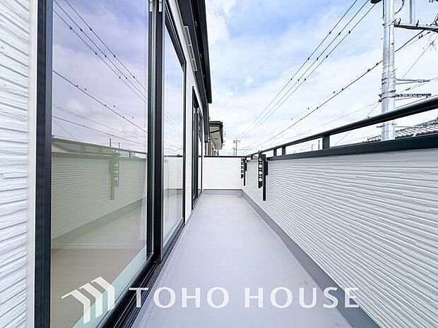 通風・採光に優れ、心地よい光と風があふれています。優しい陽射しが差し込むバルコニーとなっております。