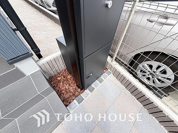 「宅配ボックス」留守中でも宅配便などの荷物が受け取れるため、昼間の宅配物の受け取りが困難な共働き世帯や、ネットショッピング等の通信販売をよく利用する人に需要が高い共用設備です。