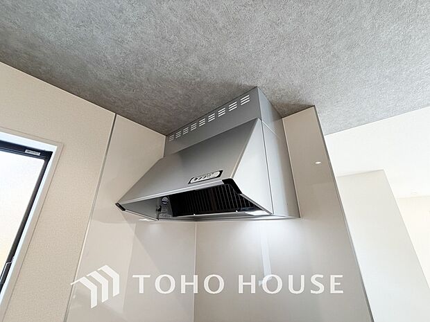 キッチンの換気扇はスタイリッシュなデザインで、日々のお手入れもラクラクな仕様となっております。