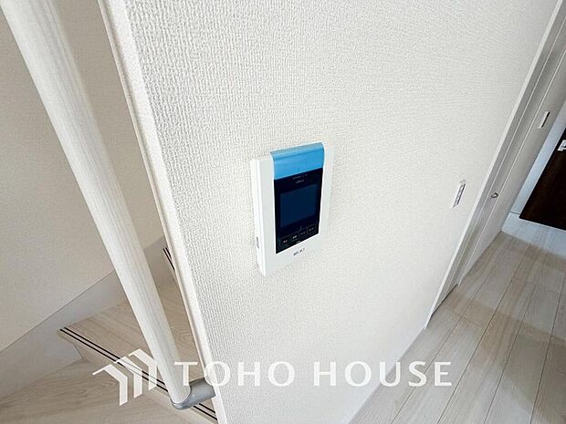 誰が来てもわかる様にモニター付きインターホンを設置。家事導線を考慮した個所に設置し、防犯性と利便性に優れ快適と安らぎを合わせた優しい設計。