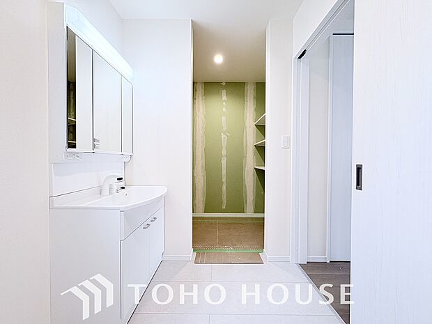 身だしなみのチェックがしやすい大きな鏡、下には収納がたっぷり。スッキリとした空間を演出いたします。