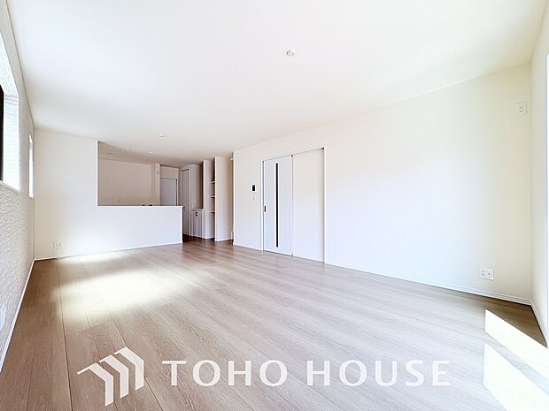 心温まるくつろぎを楽しめるリビングは、静かで落ち着いた癒しの空間となり、家族とゆったり過ごせます。