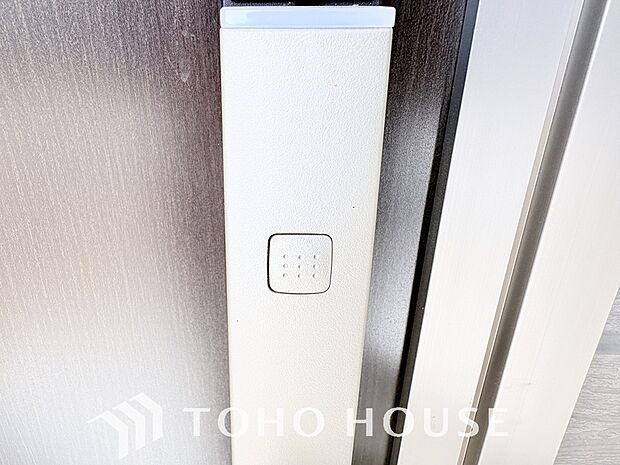 ボタン一つで施錠・解錠できる電子錠は、防犯意識の高まりから補助錠として選ばれることが増えています。