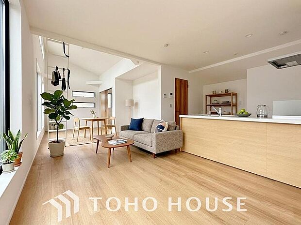 リビングも広く設け、訪れる人々を暖かく迎えてくれます。※家具・家電はCGです。